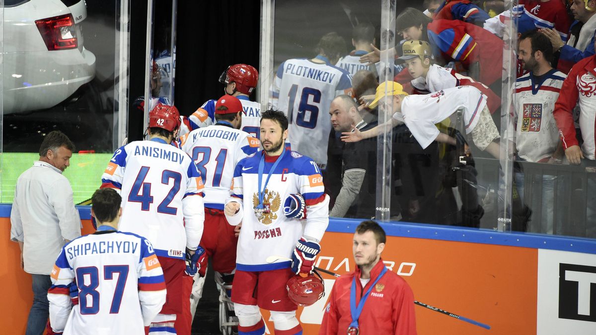 RETRO HOCKEY: We disappear!  How the Russians shamefully fled the ice of Prague after the final debacle